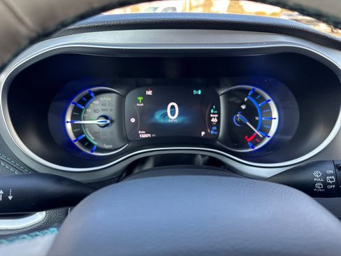 Used 2017 Chrysler Pacifica Platinum image 18