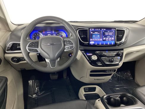 Used 2024 Chrysler Pacifica Touring-L image 19