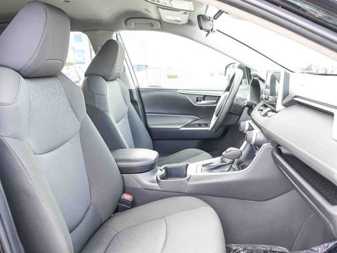 Used 2025 Toyota RAV4 XLE AWD/4WD image 19