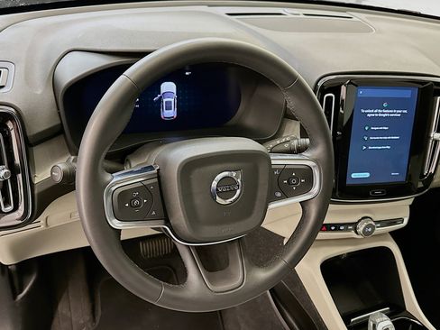 Used 2024 Volvo XC40 B5 Plus image 18