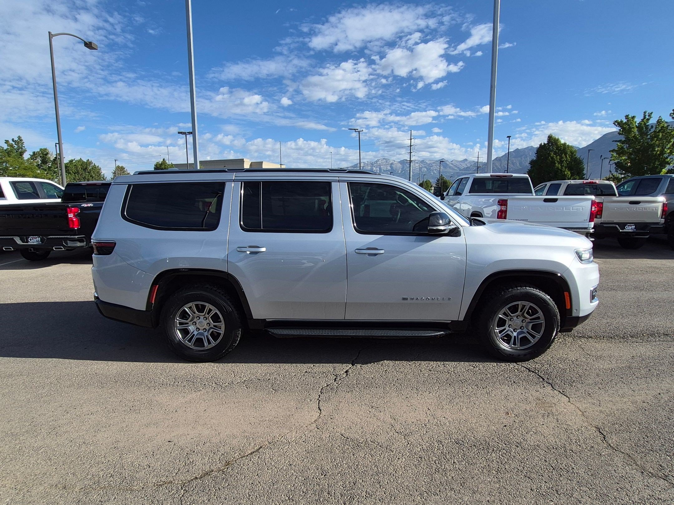 Used 2023 Jeep Wagoneer 4WD image 2