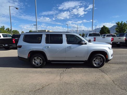 Used 2023 Jeep Wagoneer 4WD image 2