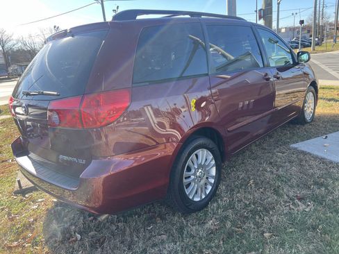 Used 2010 Toyota Sienna XLE Limited image 4