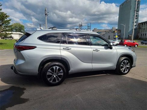 Used 2022 Toyota Highlander XLE image 5