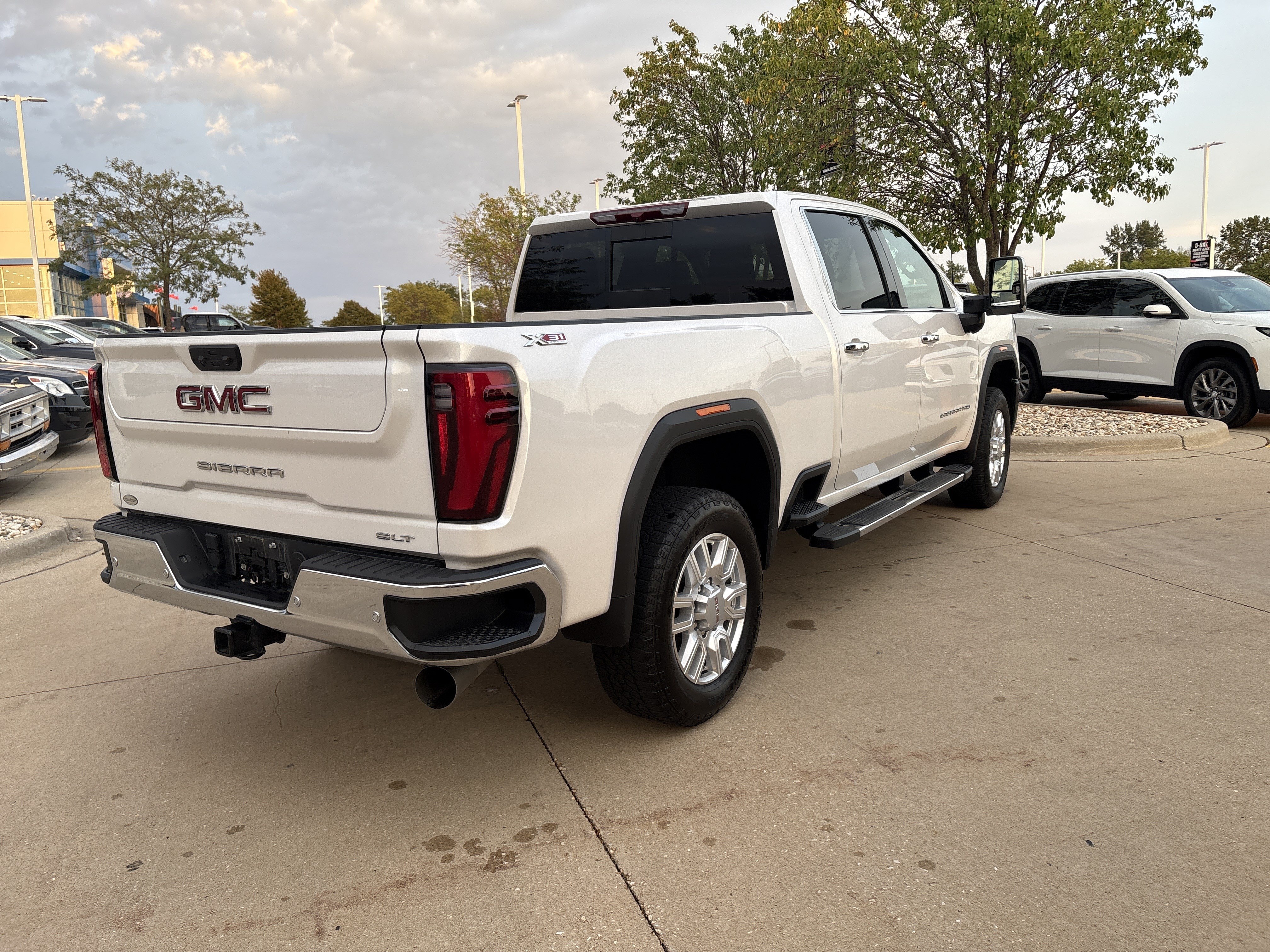 Used 2024 GMC Sierra 2500 SLT w/ SLT Premium Package AWD/4WD image 9