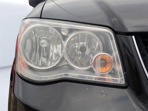 Used 2018 Dodge Grand Caravan SE w/ UConnect Hands-Free Group image 9