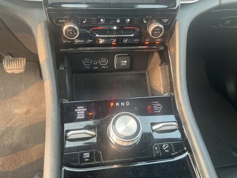 Used 2022 Jeep Grand Cherokee Overland w/ Luxury Tech Group IV AWD/4WD image 11