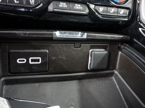 Used 2024 GMC Yukon XL Denali image 19