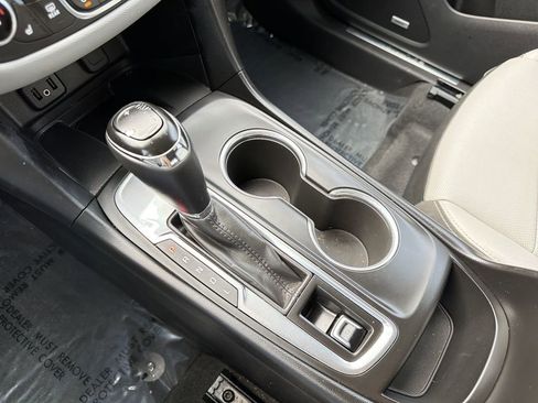 Used 2018 Chevrolet Equinox Premier FWD image 8