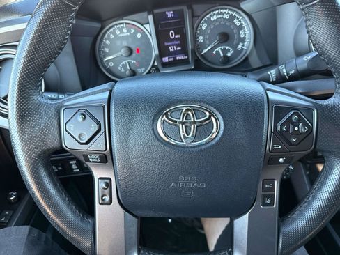 Used 2018 Toyota Tacoma TRD Off-Road w/ Technology Package AWD/4WD image 25
