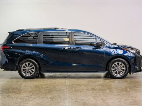 Used 2022 Toyota Sienna XLE w/ XLE Plus Package AWD/4WD image 12