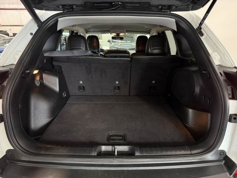 Used 2019 Jeep Cherokee Limited FWD image 21