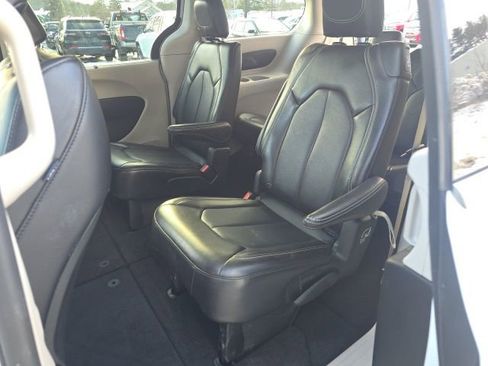 Certified 2024 Chrysler Pacifica Touring-L FWD image 26