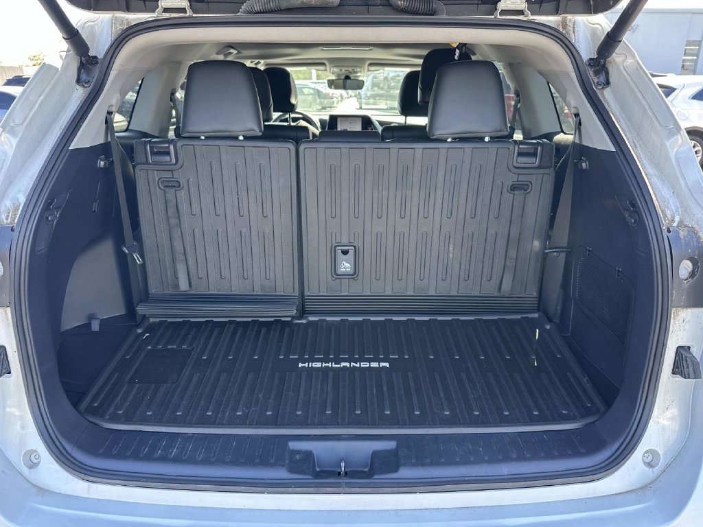 Used 2024 Toyota Highlander XLE AWD/4WD image 10