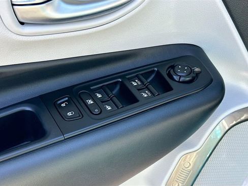 Used 2022 Jeep Renegade Latitude w/ Convenience Group image 18