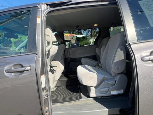 Used 2017 Toyota Sienna LE AWD/4WD image 28