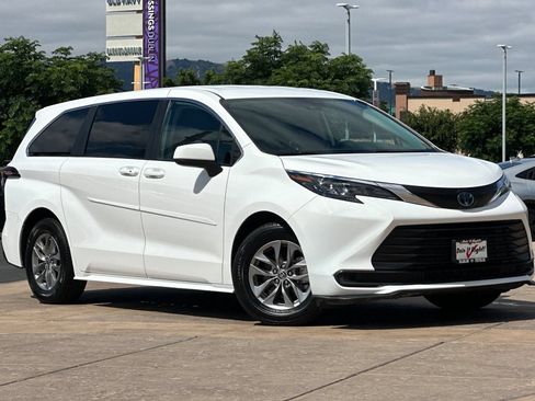 Certified 2024 Toyota Sienna LE AWD/4WD image 2