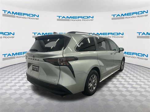 Used 2024 Toyota Sienna XLE image 5