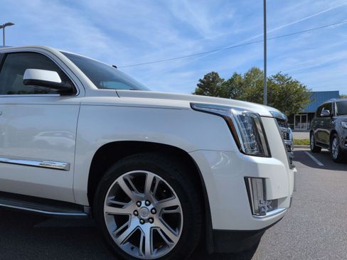 Used 2015 Cadillac Escalade Luxury AWD/4WD image 9