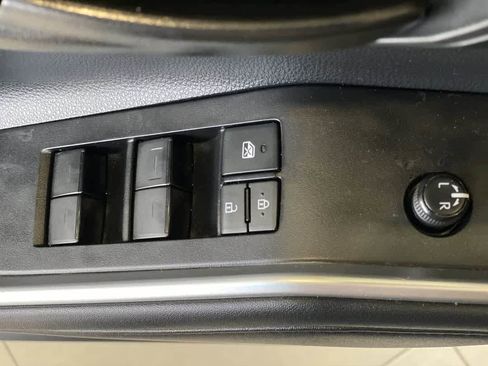 Used 2021 Toyota Highlander LE AWD/4WD image 16