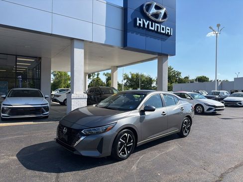 Used 2025 Nissan Sentra SV FWD image 1