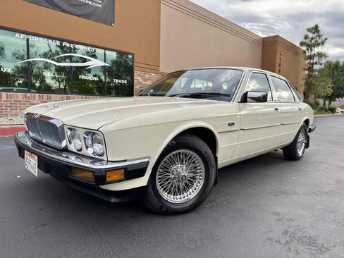 Used 1988 Jaguar XJ6 image 29