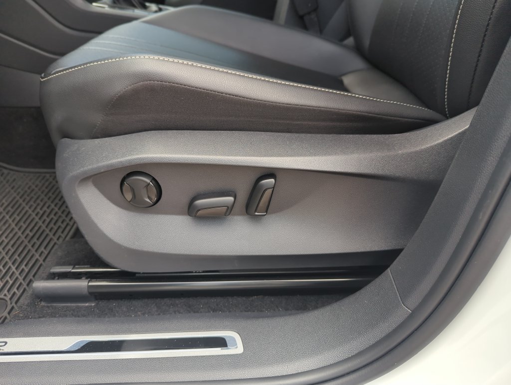 Certified 2023 Volkswagen Tiguan SE R-Line FWD image 13