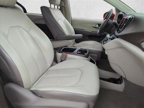 Used 2017 Chrysler Pacifica Touring-L Plus w/ Tire & Wheel Group image 27