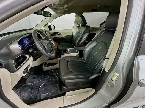 Certified 2024 Chrysler Pacifica Touring-L image 31