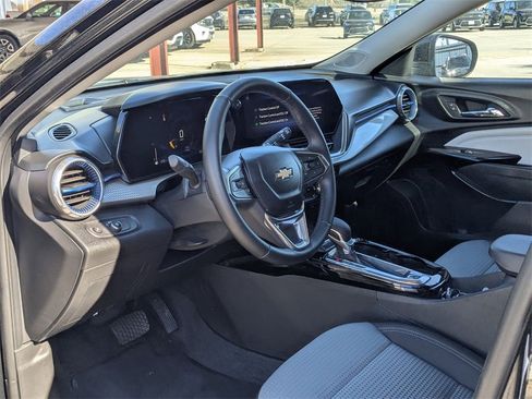 Used 2025 Chevrolet Trax LT w/ LT Convenience Package image 14