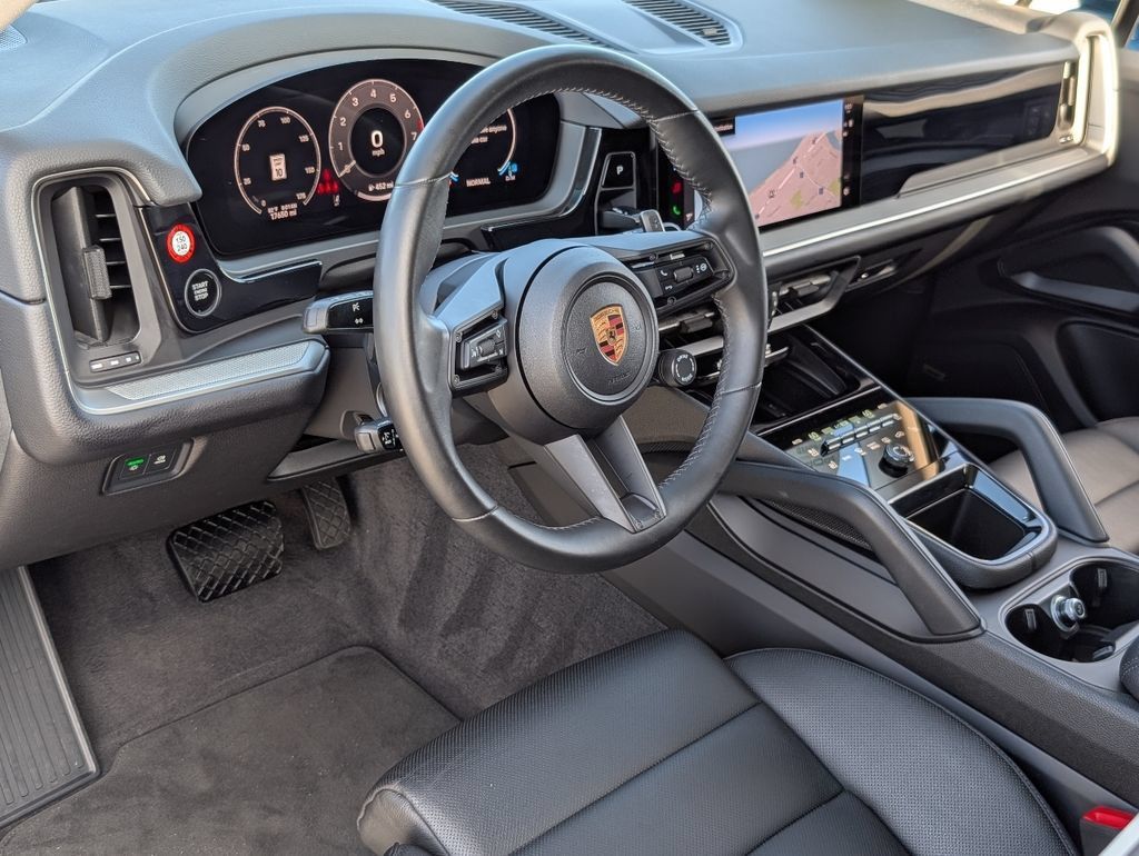 Certified 2025 Porsche Cayenne AWD/4WD image 4