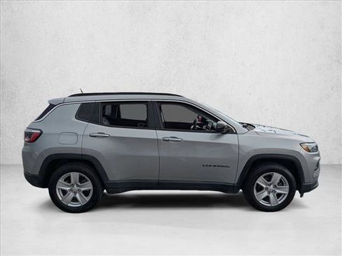 Used 2022 Jeep Compass Latitude FWD image 4