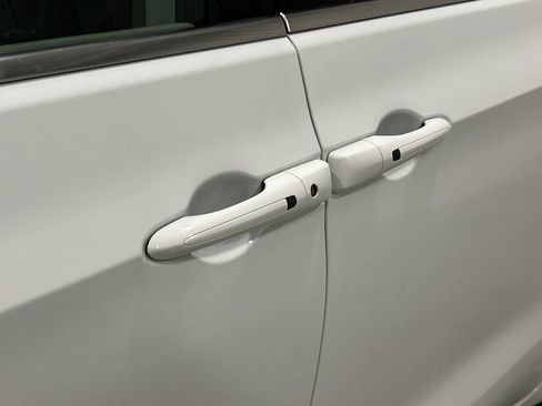 Used 2023 Chrysler Pacifica Touring-L FWD image 13