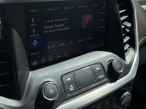 Used 2020 GMC Acadia SLT w/ Premium Package FWD image 3