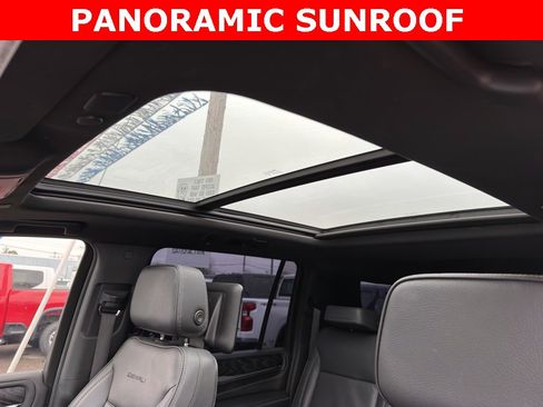 Used 2023 GMC Yukon XL Denali w/ Denali Reserve Package image 5