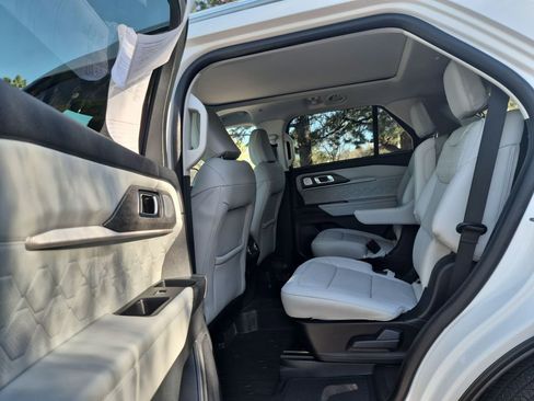 Certified 2025 Ford Explorer Platinum w/ LUX Leather Package image 20