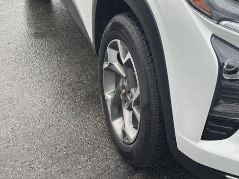Used 2025 Chevrolet Trax LT FWD image 30