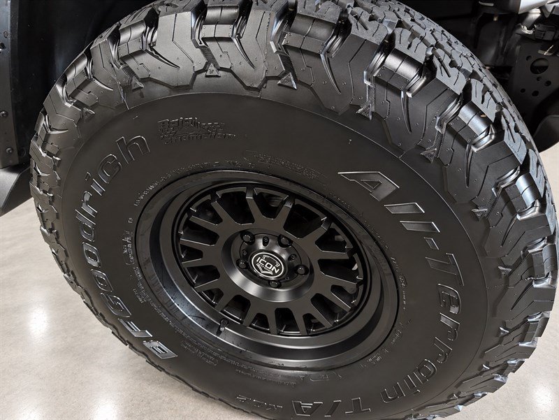Used 2021 Jeep Wrangler Unlimited Sahara w/ Dual Top Group AWD/4WD image 13