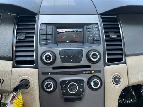 Used 2017 Ford Taurus SE FWD image 18
