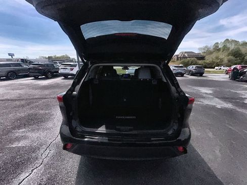Used 2023 Toyota Highlander XLE AWD/4WD image 31