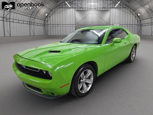 Used 2017 Dodge Challenger SXT RWD image 1