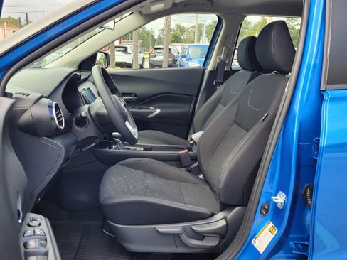 Used 2023 Nissan Kicks SV image 3