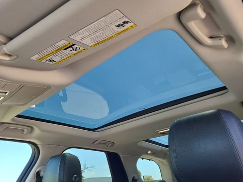 Used 2019 Land Rover Discovery SE image 16