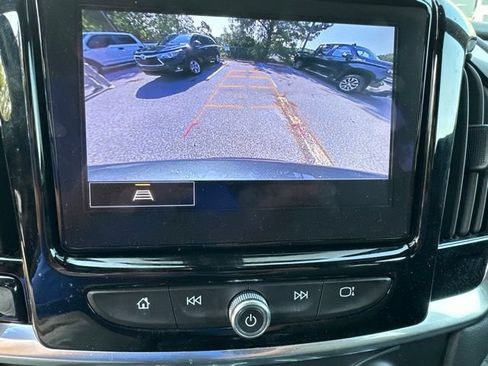 Used 2022 Chevrolet Traverse LT FWD image 18