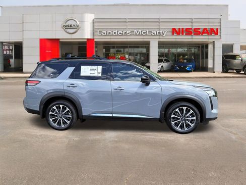 New 2026 Nissan Pathfinder Platinum FWD image 2