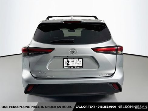 Used 2022 Toyota Highlander XLE AWD/4WD image 6