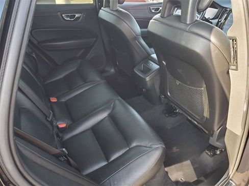 Used 2019 Volvo XC60 T5 Momentum w/ Multimedia Package image 15