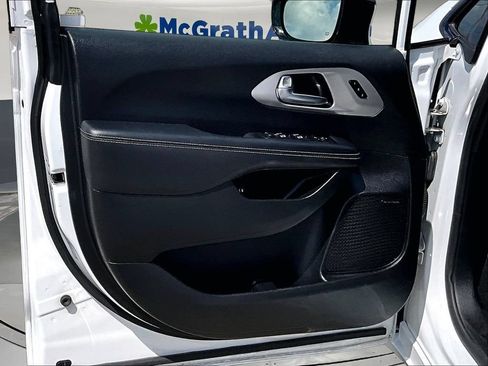 Used 2023 Chrysler Pacifica Limited w/ Uconnect Theater Family Group FWD image 23