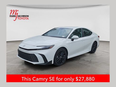 Used 2025 Toyota Camry SE FWD image 1