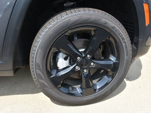 Used 2025 Jeep Grand Cherokee Limited w/ Black Appearance Package image 14